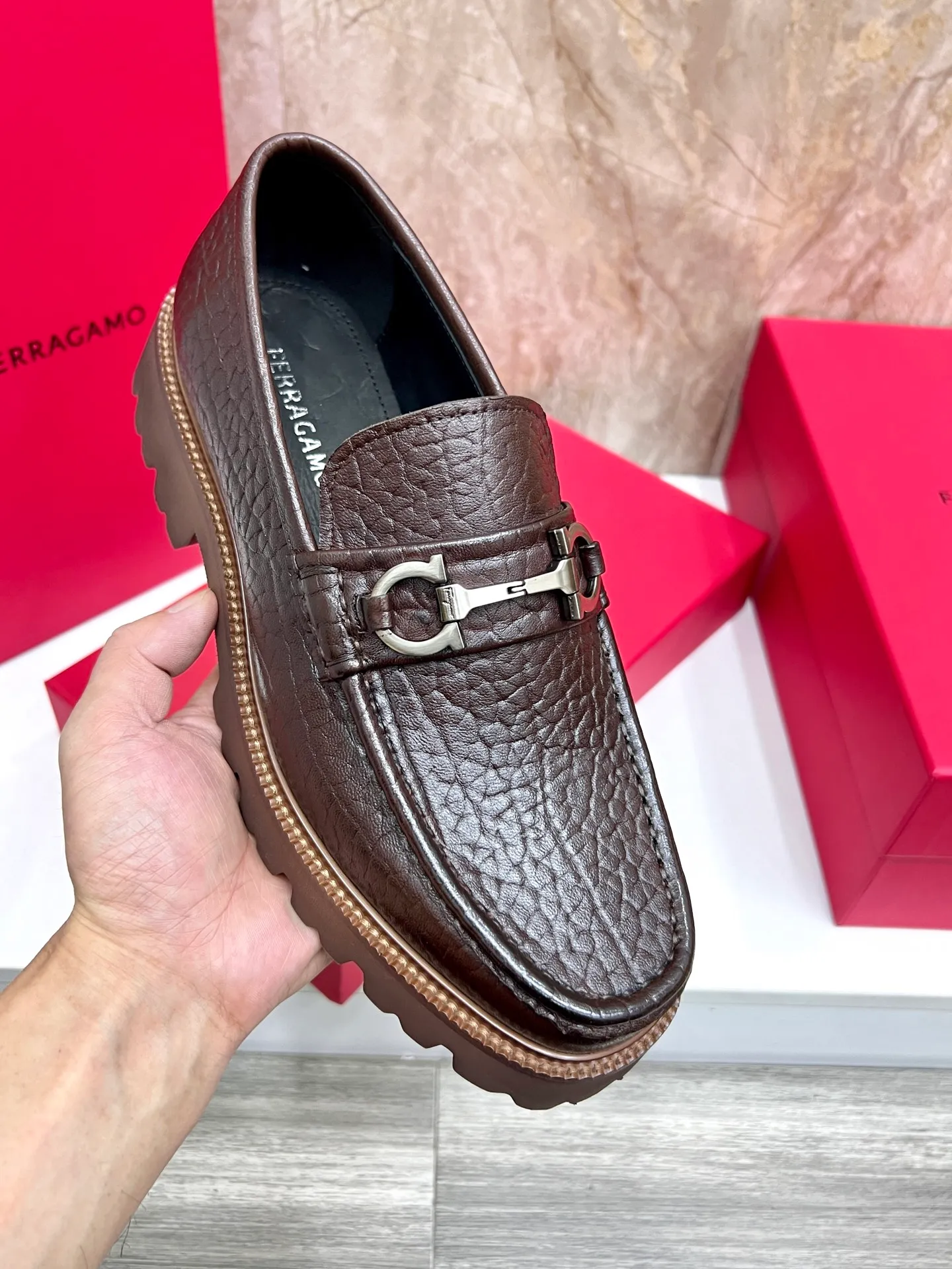 Original quality P580 Brand: Ferragamo Standard size: Men's size 38/44 (45.46 can be customized) Grade: Same style as the official website High-quality men's shoes Material: Customized first-layer calfskin with water-dyed cowhide lining Cowhide tiptoe Original non-slip and wear-resistant rubber outsole Style category: Men's formal business leather shoes are young and fashionable European and American trends British style Casual matching and comfortable feet Color: actual picture